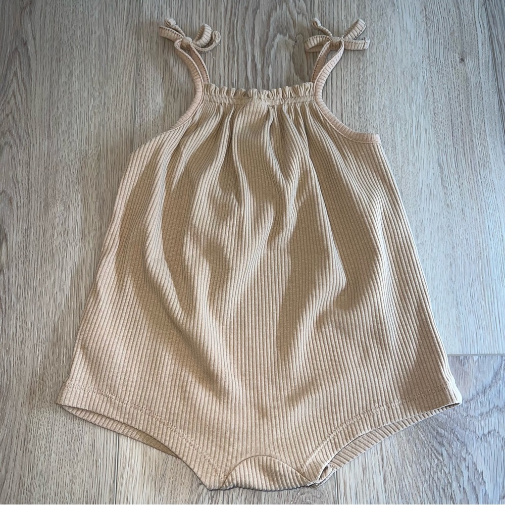 Neutral Ribbed Romper Onesie - Picture 3 of 3